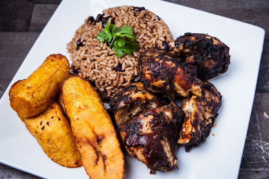 Plato caribeño con arroz, pollo y plátanos