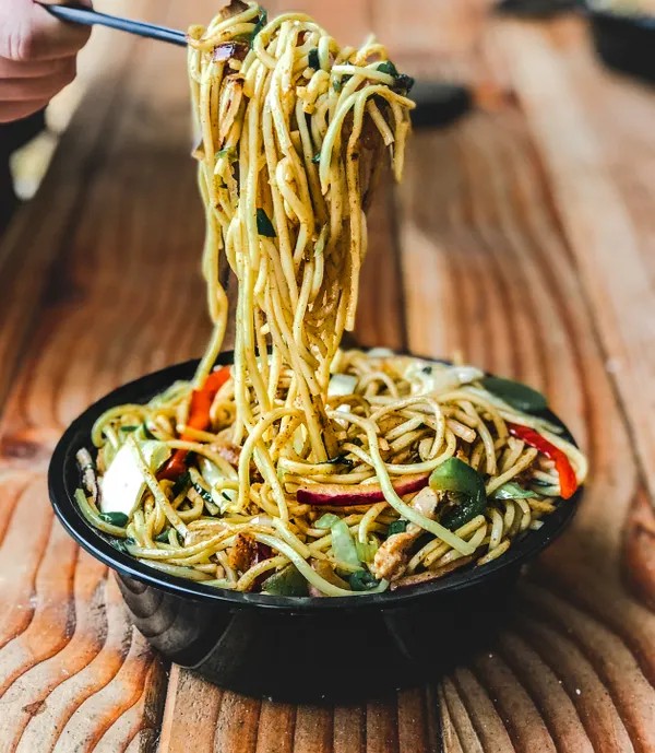Tazón de lo mein con fideos